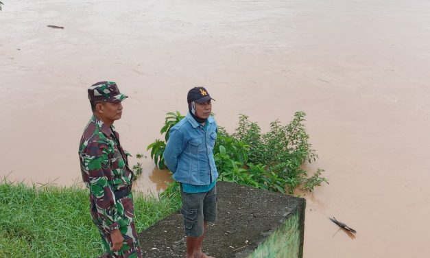 Hadapi Curah Hujan Tinggi Dan Cuaca Yang Tidak Menentu Babinsa Antisipasi Bencana Dengan Melaksanakan Ptroli Pemantauan Debit Air Sungai Bersama Warga