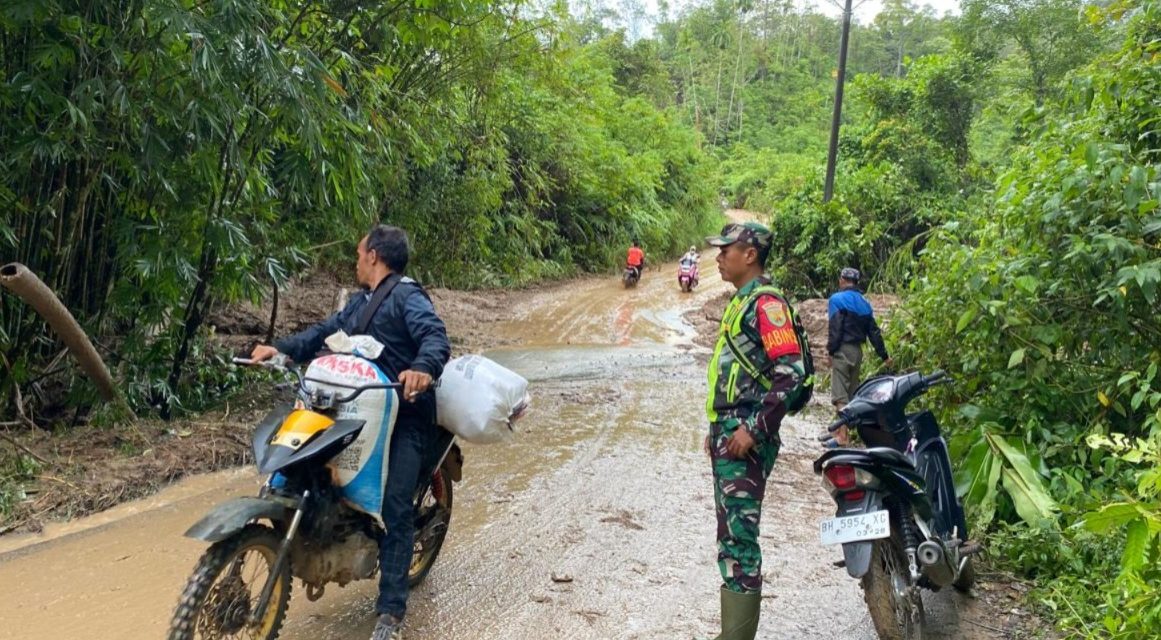Bencana Alam Tanah Longsor di Desa Koto Rame, Babinsa Koramil 420-06/Muara Siau Turun Tangan Bersama Warga