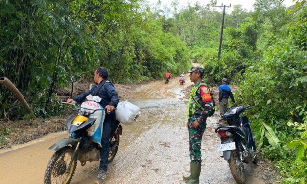 Bencana Alam Tanah Longsor di Desa Koto Rame, Babinsa Koramil 420-06/Muara Siau Turun Tangan Bersama Warga
