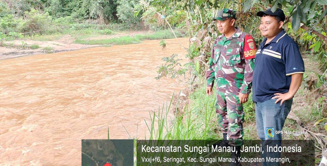 Babinsa Mengajak Warga Cek Debit Air Dan Lonsor Karna Curah Hujan Tinggi