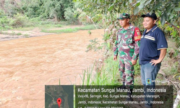 Babinsa Mengajak Warga Cek Debit Air Dan Lonsor Karna Curah Hujan Tinggi