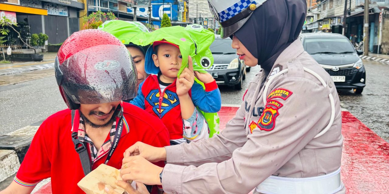 Berbagi Berkah Jelang Waktu Buka Puasa, Polwan Satlantas dan Binmas Polresta Jambi Bagikan Takjil Kepada Pengguna Jalan