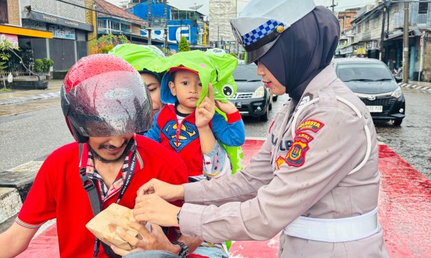 Berbagi Berkah Jelang Waktu Buka Puasa, Polwan Satlantas dan Binmas Polresta Jambi Bagikan Takjil Kepada Pengguna Jalan