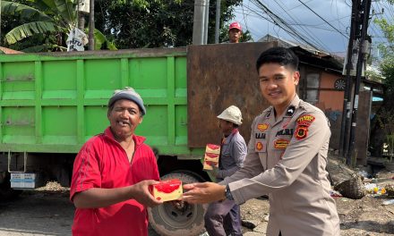 Bulan Penuh Berkah , Polresta Jambi Bagi-bagikan Takjil