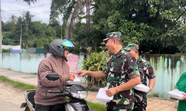 Kodim 0420/Sarko Melalui Koramil 420-09/Bangko Gelar Pembagian Takjil Gratis Meriahkan Bulan Suci Ramadhan