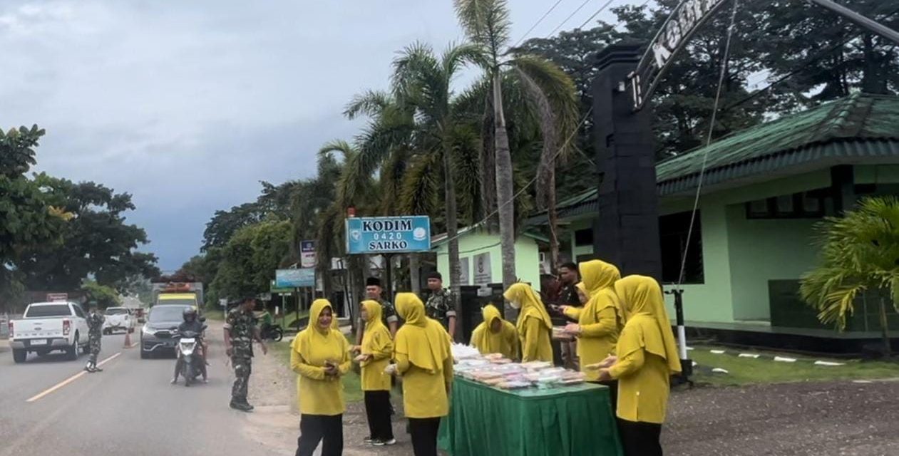 Kodim 0420/Sarko Bagikan Takjil Gratis untuk Memeriahkan Bulan Suci Ramadhan