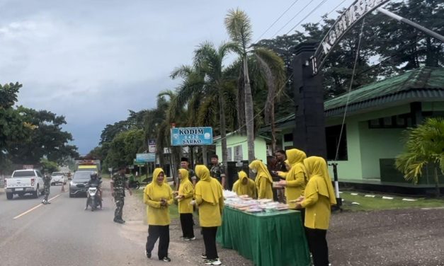 Kodim 0420/Sarko Bagikan Takjil Gratis untuk Memeriahkan Bulan Suci Ramadhan
