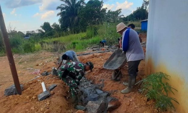 TNI Hadir di Tengah Warga Serda Koswandi Pimpin Gotong Royong di Tabir Ulu