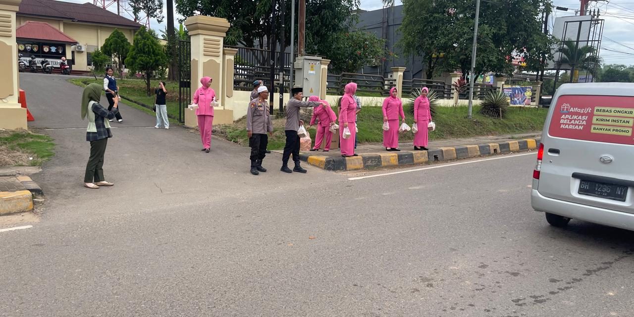 Jum’at Berkah di Puasa Ramadhan Polsek Kota Baru Jelang Berbuka Bagikan Takjil