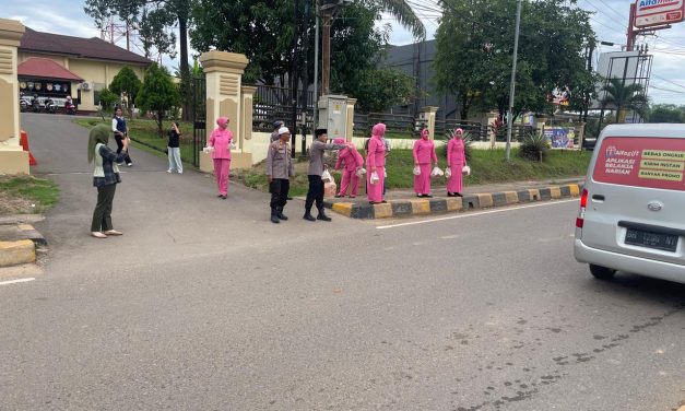 Jum’at Berkah di Puasa Ramadhan Polsek Kota Baru Jelang Berbuka Bagikan Takjil