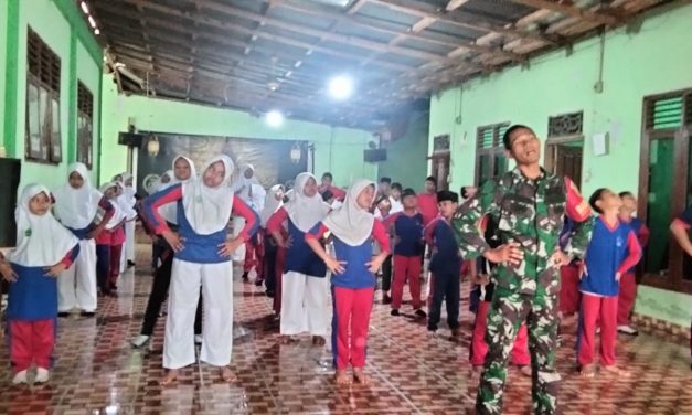 Babinsa Koramil 420-08/Tabir Ajak Masyarakat Sido Lego Latihan Karate untuk Kesehatan dan Ketahanan