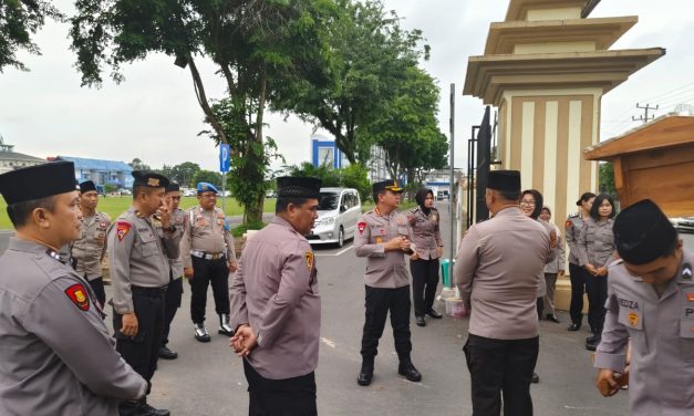Dengan Penuh Senyum Kebahagiaan Kapolresta Jambi Bagikan Takjil Buka Puasa Kepada Warga dan Pengendara