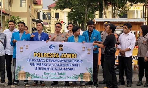 Kembali Kapolresta Jambi Berbagi Takjil Degan Menggandeng Mahasiswa UIN Jambi