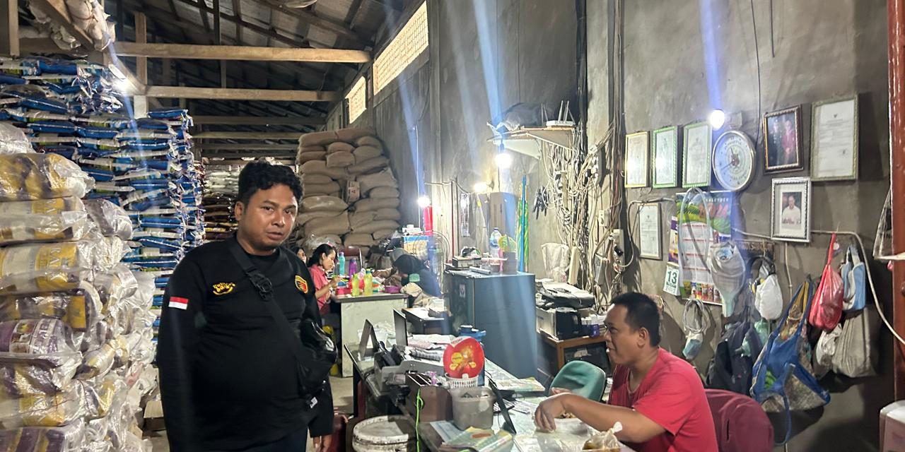 Kanit Tipidter Polresta Jambi, Iptu Edy T, SH., Bersama Tim dan Dinas Perdagangan Serta Bagian Meteorologi Melakukan Pengecekan isi/Volume Minyak Kita Di Pasar Baru Talang Banjar