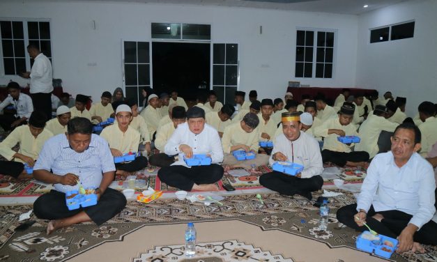 Kakanwil Ditjenpas Jambi Dan Anak Binaan Buka Bersama