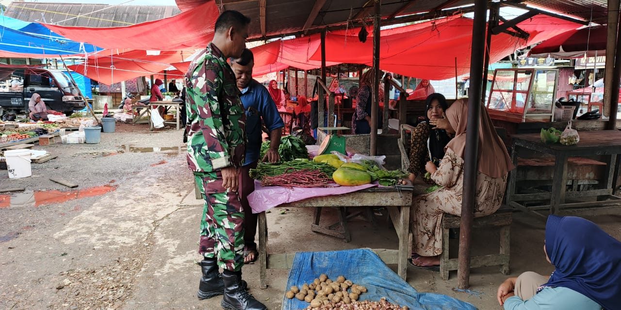 Babinsa Pantau Ketersediaan Bahan Pokok Sembako Dibulan Romadhan Di Pasar Prentak