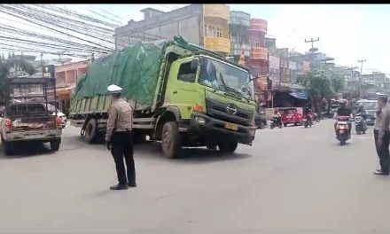 Proyek Jalan Diduga Asal Jadi, Truk Tronton Terperosok! Warga Talang Banjar Geram