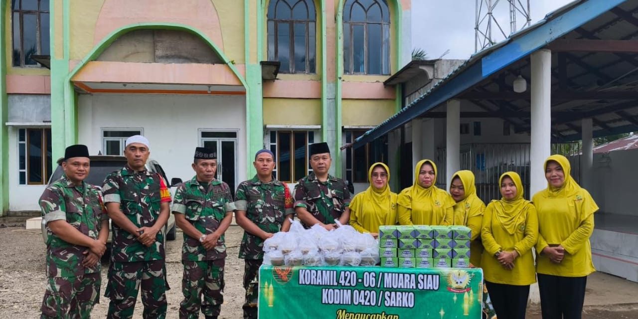 Nikmatnya berbagi di bulan suci Ramadhan Koramil 420-06/Muara Siau, Kodim 0420/Sarko, Gelar Pembagian Takjil Gratis