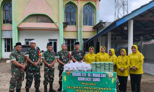 Nikmatnya berbagi di bulan suci Ramadhan Koramil 420-06/Muara Siau, Kodim 0420/Sarko, Gelar Pembagian Takjil Gratis