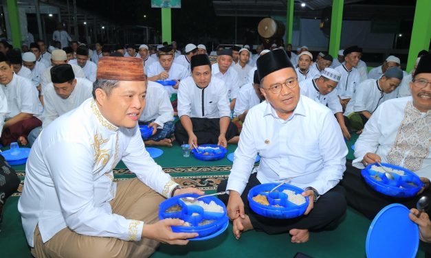 Hidayat, Kakanwil Ditjenpas Jambi dan Walikota Jambi Makan Bersama Warga binaan Lapas Jambi saat Safari Ramadhan