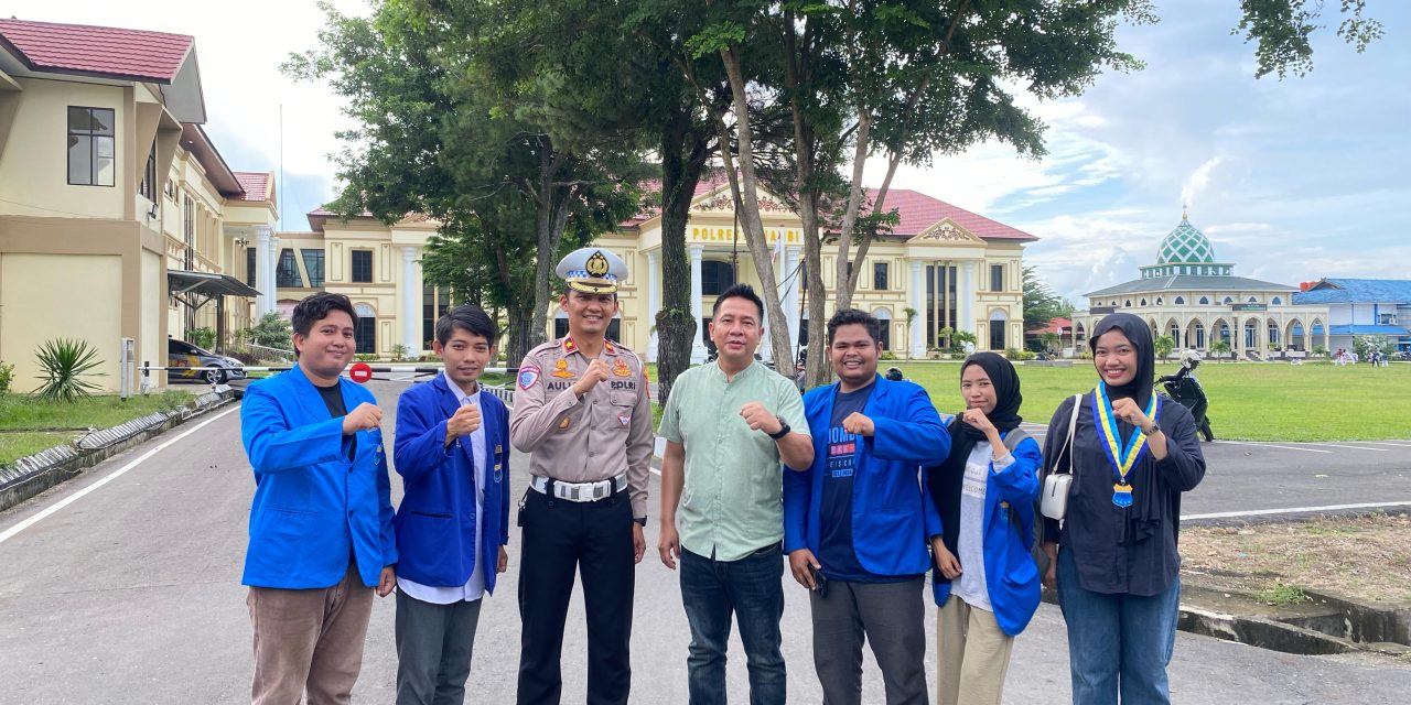 Bak Film Jepang Kombes Pol Boy Siregar Jelang Berbagi Takjil Tarik Becak Rickshaw Berpenumpang Ketua Bhayangkari Cabang Kota Jambi
