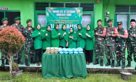 Pererat Hubungan TNI dan Masyarakat di Bulan Suci Ramadhan Koramil 420-07/Sarko Gelar Pembagian Takjil