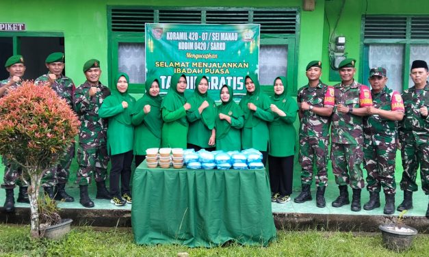 Pererat Hubungan TNI dan Masyarakat di Bulan Suci Ramadhan Koramil 420-07/Sarko Gelar Pembagian Takjil