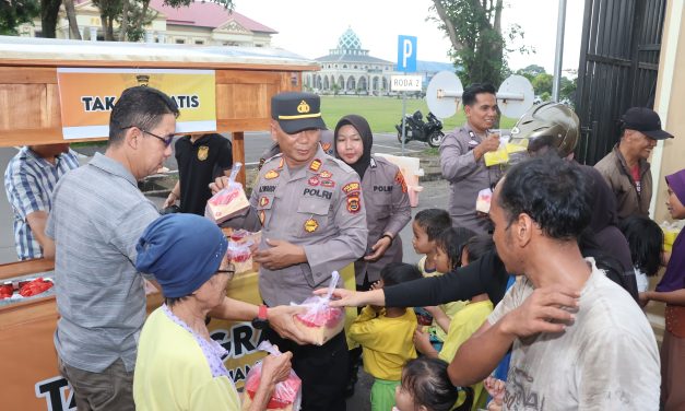 Wujud Kepedulian di Bulan Suci Ramadhan, Kapolresta Jambi Bersama Sat Tahti dan Sihumas Berbagi Takjil