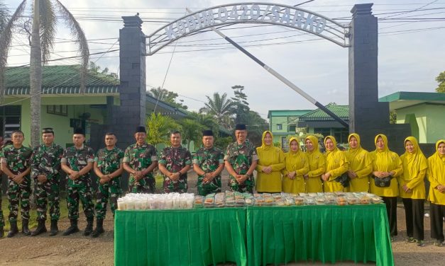 Kodim 0420/Sarko Gelar Pembagian Takjil Gratis Meriahkan Bulan Suci Ramadan