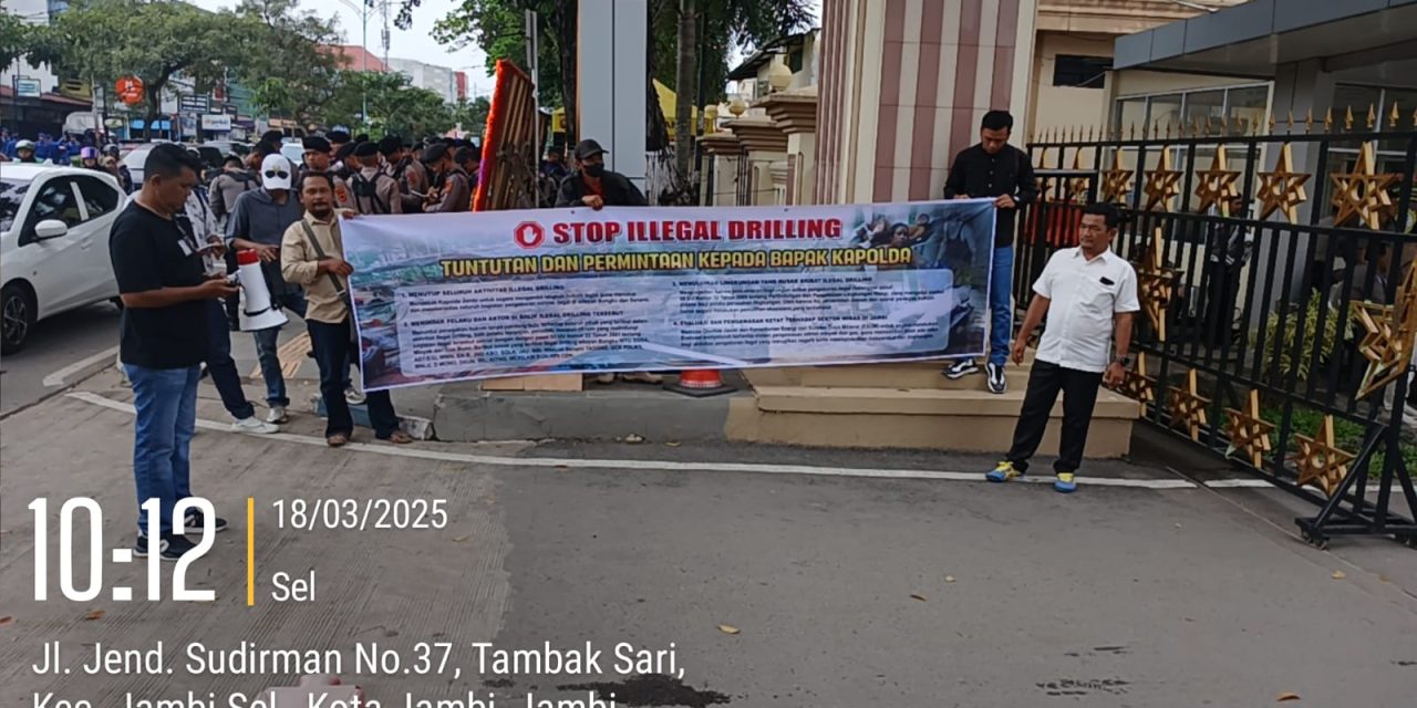 Aliansi Bongkar Ilegal Drilling (ABID) Melaksanakan Demo Aksi Damai Di Depan Mapolda Jambi