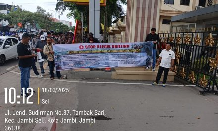 Aliansi Bongkar Ilegal Drilling (ABID) Melaksanakan Demo Aksi Damai Di Depan Mapolda Jambi
