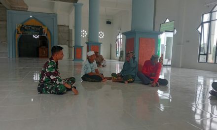 Meningkatkan Kebersamaan di Bulan Suci, Kopda Sujatmiko Gelar Komsos dengan Bapak Rahmat di Tabir Ilir