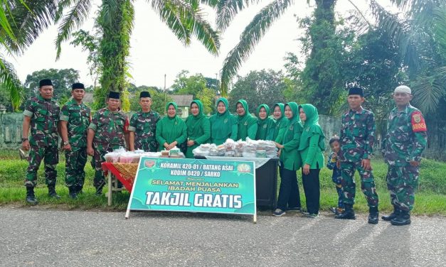 Koramil 420-01/Batang Asai Bagikan Takjil Gratis Meriahkan Bulan Suci Ramadhan