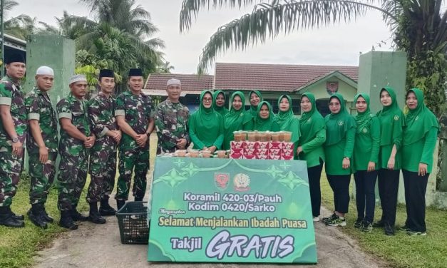 Pembagian Takjil Gratis di Pos Ramil Mandiangin Wilayah Koramil 420-03/Pauh