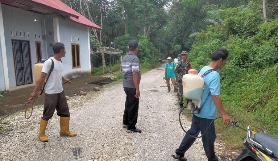 Peduli Lingkungan Bersih, Babinsa Gotong Royong Bersihkan Ruas Jalan