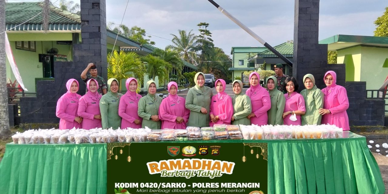 Kodim 0420/Sarko Gelar Pembagian Takjil Gratis Bersama Polres Merangin dan Ibu Bayangkari di Jalan Lintas Depan Makodim