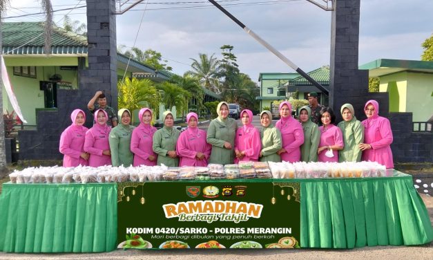 Kodim 0420/Sarko Gelar Pembagian Takjil Gratis Bersama Polres Merangin dan Ibu Bayangkari di Jalan Lintas Depan Makodim