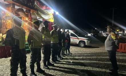 Tetap Siaga Menjelang Lebaran, Babinsa Koramil 420-02/Ma Limun Apel Malam di Pos Pam Lebaran