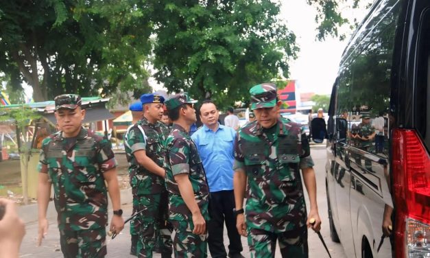 Pangdam II/Sriwijaya Dampingi Panglima TNI dan Kapolri Takziah ke Rumah Duka Briptu Anumerta Ghalib