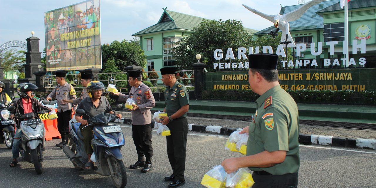 Sinergitas TNI-Polri, Korem 042/Gapu dan Polsek Telanaipura gelar Bakti Sosial berbagi Takjil untuk warga