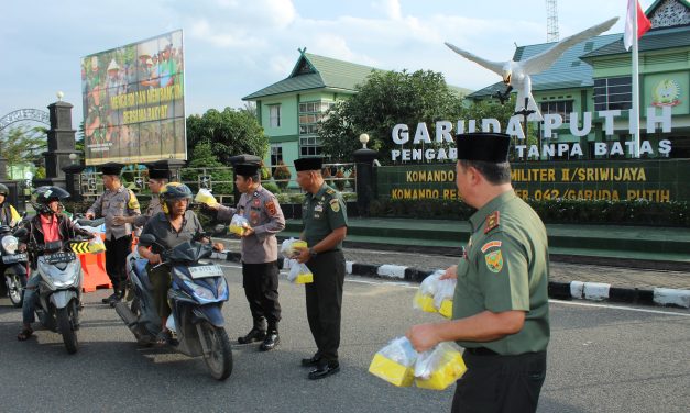 Sinergitas TNI-Polri, Korem 042/Gapu dan Polsek Telanaipura gelar Bakti Sosial berbagi Takjil untuk warga