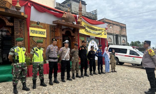 Menunjang Keamanan dan Kenyamanan Para Pemudik, Babinsa Koramil 420-02/ Muara Limun Bersama Pihak Terkait Amankan Pos Pam Lebaran