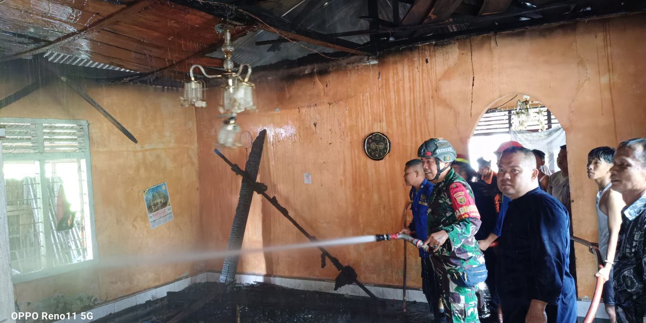 Sinergitas TNI dan Damkar dalam Mengatasi Kebakaran Rumah di Kampung Legok Keikhlasan Pengabdian Tanpa Mempertimbangkan Kepentingan Pribadi