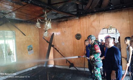 Sinergitas TNI dan Damkar dalam Mengatasi Kebakaran Rumah di Kampung Legok Keikhlasan Pengabdian Tanpa Mempertimbangkan Kepentingan Pribadi