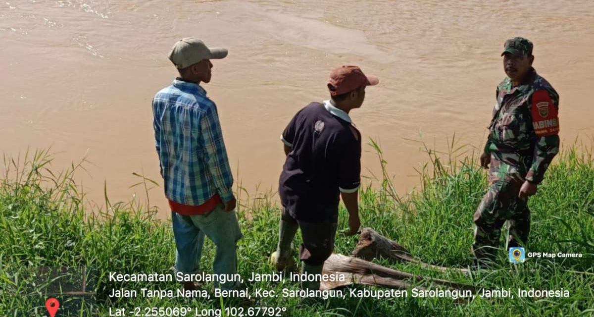 Antisipasi Bencana Banjir dan Tanah Longsor, Babinsa Koramil 420-04/Sarolangun Patroli dan Cek Debit Air di Sungai Tembesi