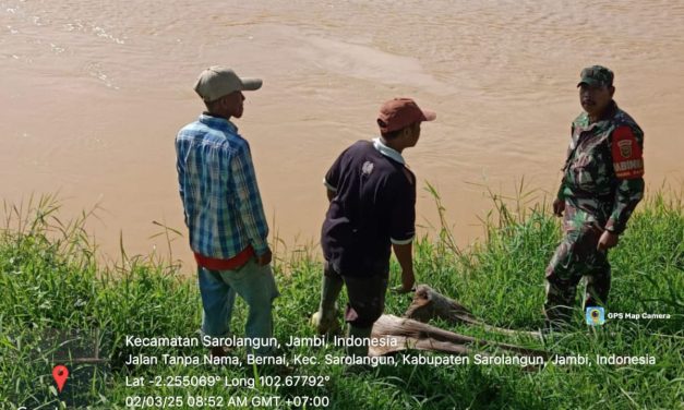 Antisipasi Bencana Banjir dan Tanah Longsor, Babinsa Koramil 420-04/Sarolangun Patroli dan Cek Debit Air di Sungai Tembesi