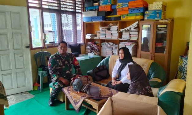 Babinsa Melaksanakan Komunikasi Sosial (Komsos) Dengan Warga Binaannya