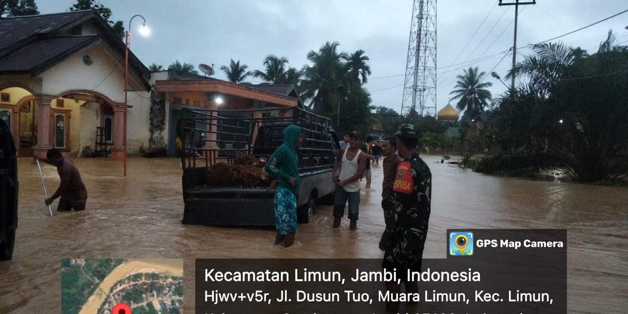 Bantu Kelancaran Arus Lalu Lintas di Tengah Banjir di Desa Pulau Pandan