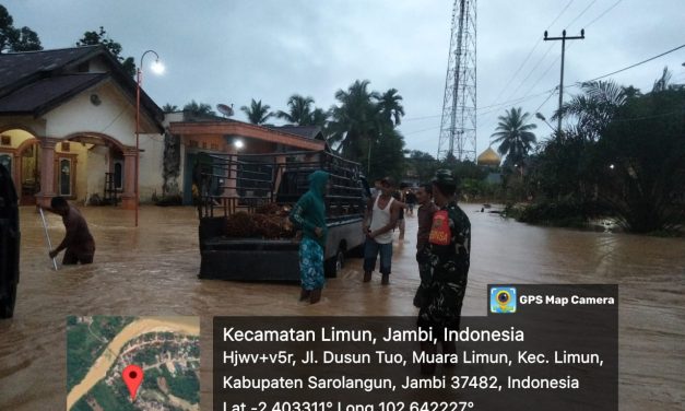 Bantu Kelancaran Arus Lalu Lintas di Tengah Banjir di Desa Pulau Pandan