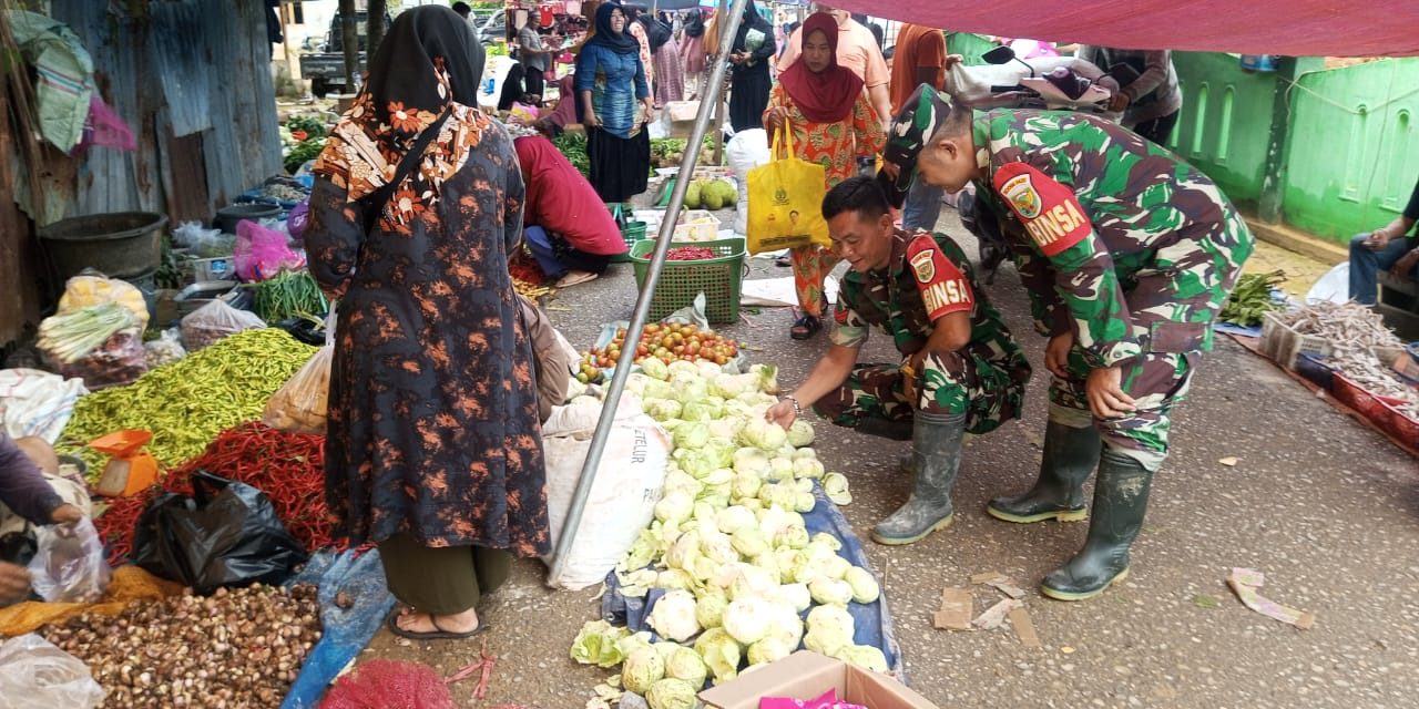 Pantau Situasi Pasar Tradisional, Babinsa Komsos dengan Pembeli dan Pedagang Pedagang